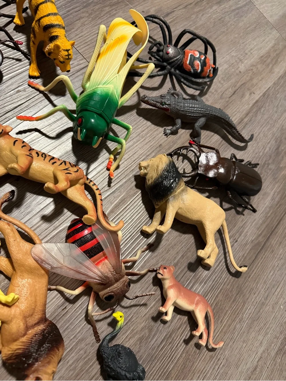 Assorted Reptile & Wildlife Toy Set – Yellow, Green, Black, Brown